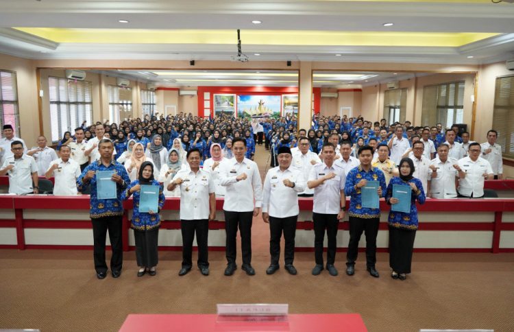 Bupati Lampung Selatan Serahkan SK Pengangkatan 200 CPNS dan PPPK Formasi 2024