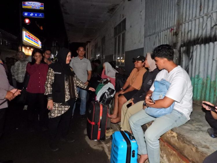 Wali Kota Eva Dwiana Tinjau Arus Balik Lebaran 2025 di Pool Damri Tanjungkarang