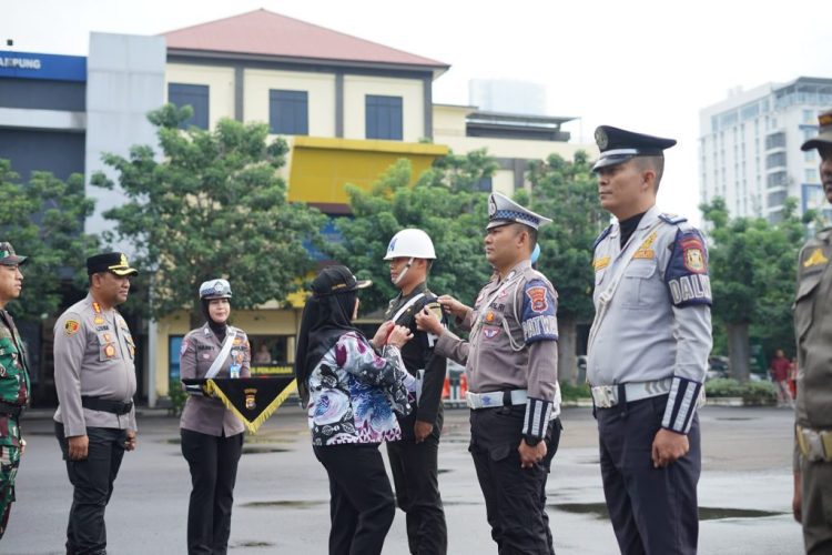 Pimpin Apel Operasi Ketupat Krakatau 2025, Wali Kota Eva Dwiana Beri Hadiah Umroh dan Sepeda untuk Personel