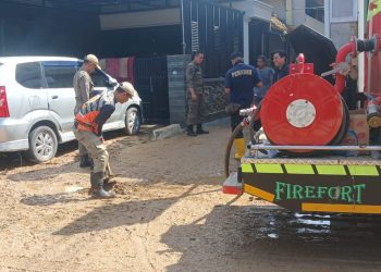 Usai Banjir, Wali Kota Eva Dwiana Kerahkan Tim Bersihkan Lumpur dan Bantu Pengobatan Warga