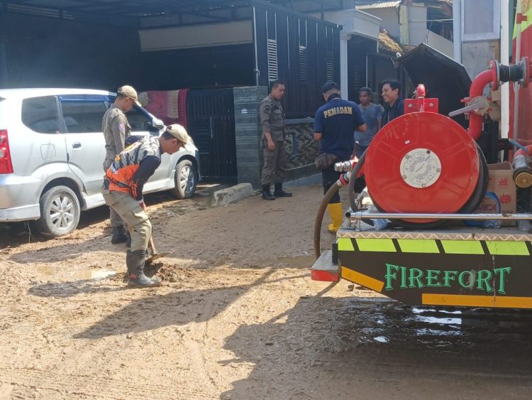Usai Banjir, Wali Kota Eva Dwiana Kerahkan Tim Bersihkan Lumpur dan Bantu Pengobatan Warga