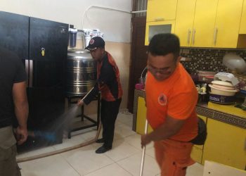 Pemkot Bandar Lampung Bantu Masyarakat Membersihkan Rumah Yang Terkena Dampak Banjir