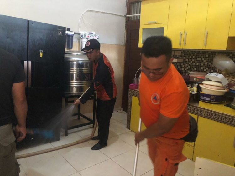 Pemkot Bandar Lampung Bantu Masyarakat Membersihkan Rumah Yang Terkena Dampak Banjir