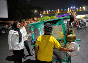 Walikota Eva Dwiana Bagikan Kompor Gas Gratis untuk Pelaku UMKM