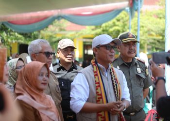 Dorong Semangat Belajar dan Cegah Stunting, Bupati Ardito Bagikan Susu Gratis ke Siswa SD di Bekri