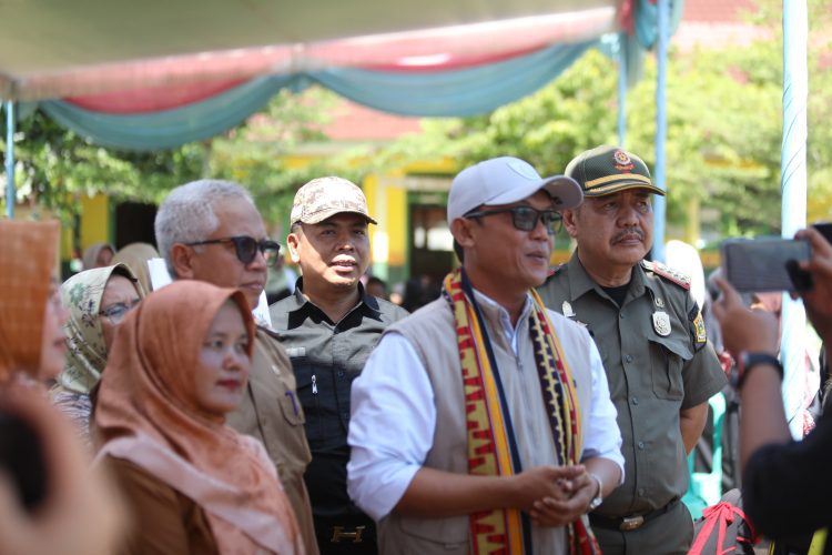 Dorong Semangat Belajar dan Cegah Stunting, Bupati Ardito Bagikan Susu Gratis ke Siswa SD di Bekri