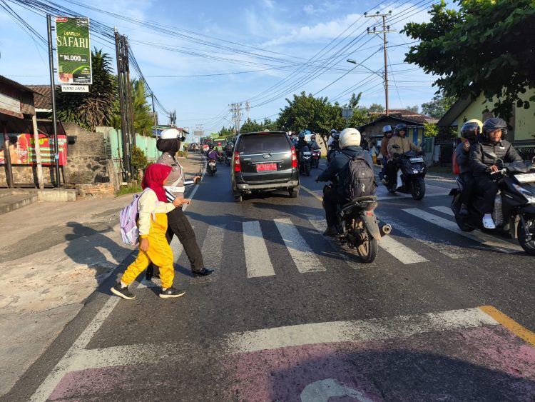 Satlantas Polres Pesawaran Amankan Jalur Sekolah: Edukasi dan Tertib Lalu Lintas Sejak Pagi
