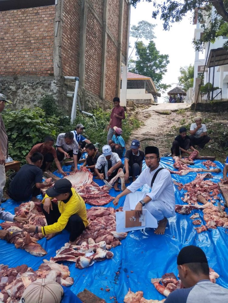 Menebar Keberkahan, Pondok Tahfizh Menara Sembilan Bagikan Ratusan Paket Daging Kurban