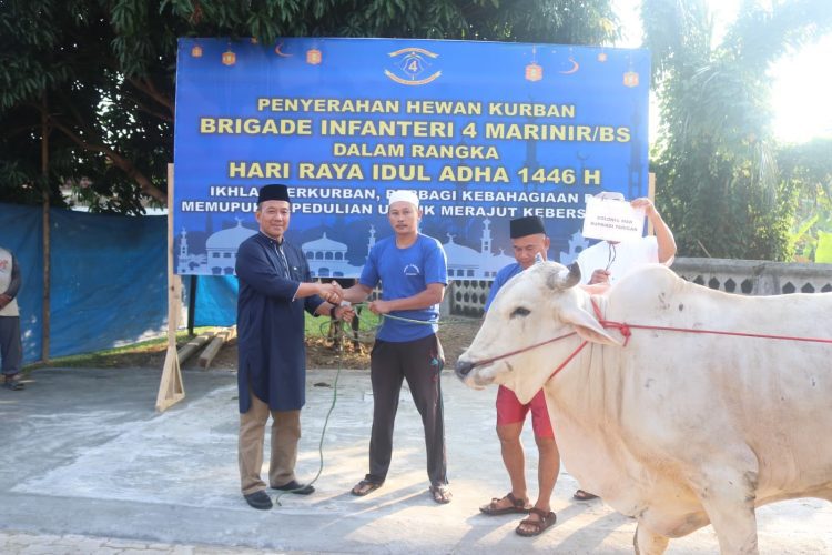 Semangat Kurban di Bumi Harimau Sumatera, Danbrigif 4 Mar/BS Bersama Ibu Yayuk Tarigan Tebar Kepedulian di Hari Raya Iduladha