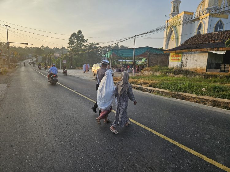 Polres Pesawaran Amankan Jalannya Sholat Idul Adha 1446 H di Jalinbar Gedong Tataan