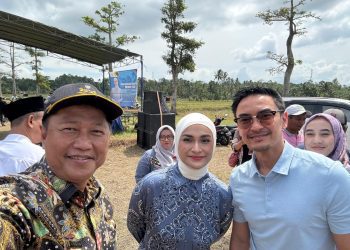 Putri Zulkifli Hasan Salurkan Bantuan Bibit Padi untuk 18 Ribu Petani Tanggamus