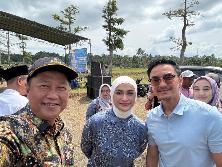 Putri Zulkifli Hasan Salurkan Bantuan Bibit Padi untuk 18 Ribu Petani Tanggamus