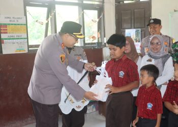 Polisi Hadirkan Harapan di Lereng Gunung Botol