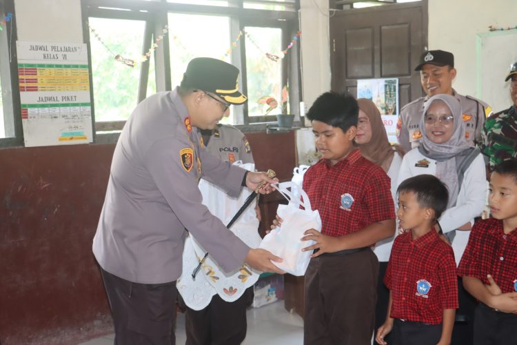 Polisi Hadirkan Harapan di Lereng Gunung Botol