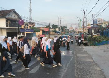 Pagi yang Aman di Pesawaran: Polsek Gedong Tataan Kawal Anak Sekolah dan Atur Arus Lalu Lintas