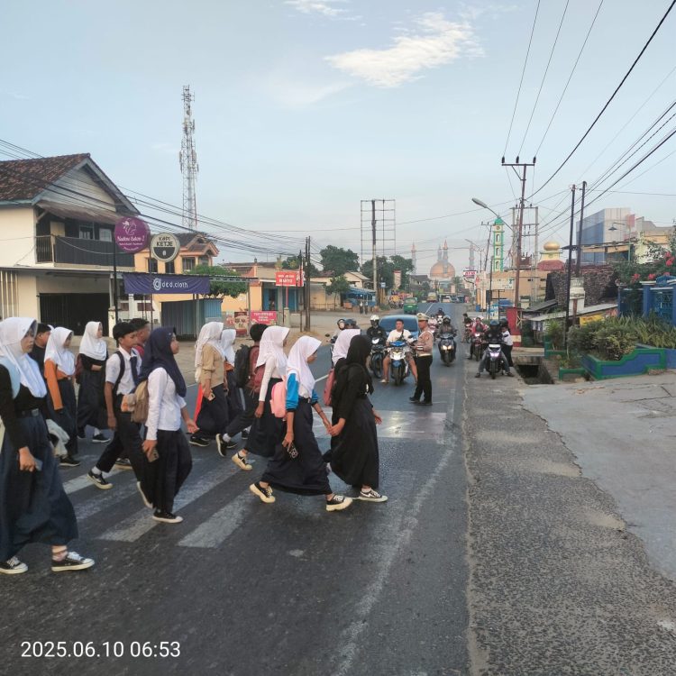 Pagi yang Aman di Pesawaran: Polsek Gedong Tataan Kawal Anak Sekolah dan Atur Arus Lalu Lintas