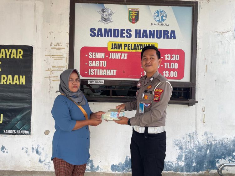 Jemput Bola Pelayanan: Samsat Desa Permudah Warga Bayar Pajak di Hanura