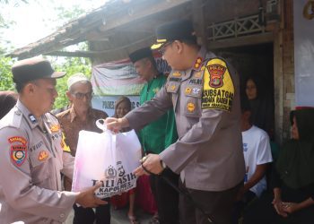 Kunjungi Dusun Terpencil, Kapolres Lamsel Beri Bingkisan dan Layanan Kesehatan Gratis untuk Lansia