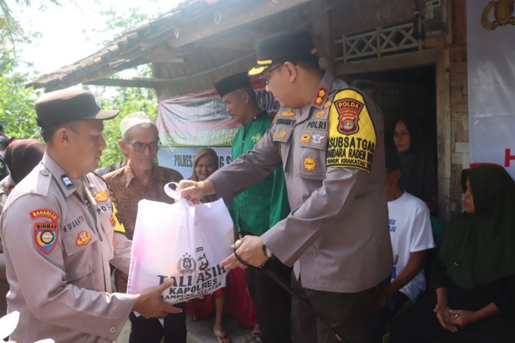 Kunjungi Dusun Terpencil, Kapolres Lamsel Beri Bingkisan dan Layanan Kesehatan Gratis untuk Lansia