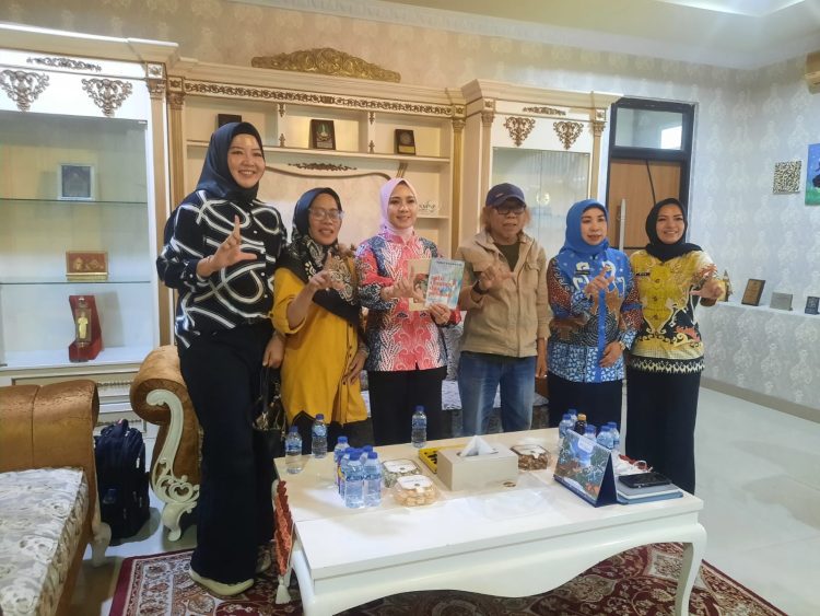 Bunda Literasi Lampung Ajak Generasi Muda Cintai Sastra Lewat Lomba Puisi Esai