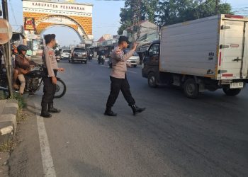 Polsek Gedong Tataan Pastikan Lalu Lintas Pagi Lancar di Titik Rawan Jalinbar Pesawaran