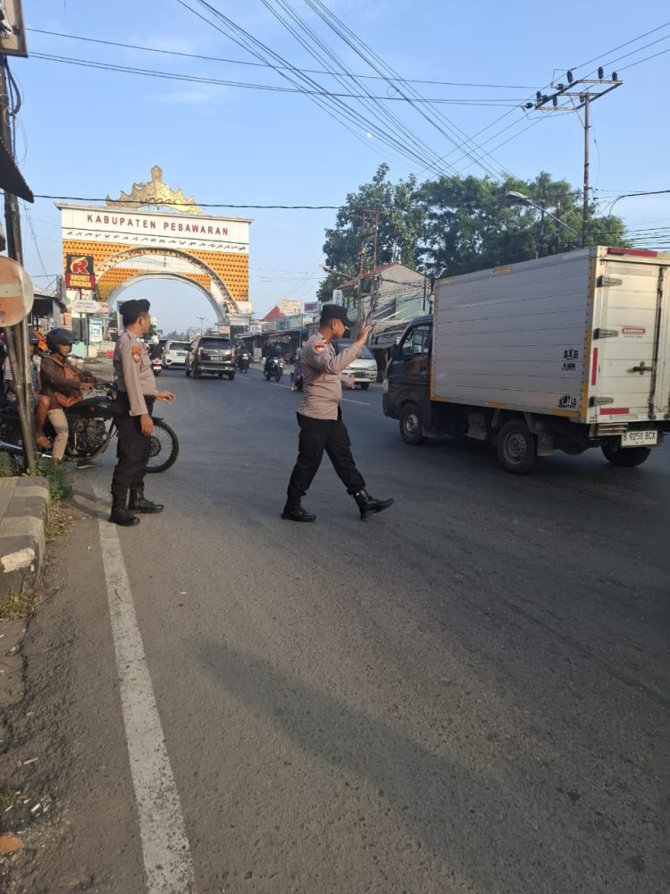Polsek Gedong Tataan Pastikan Lalu Lintas Pagi Lancar di Titik Rawan Jalinbar Pesawaran