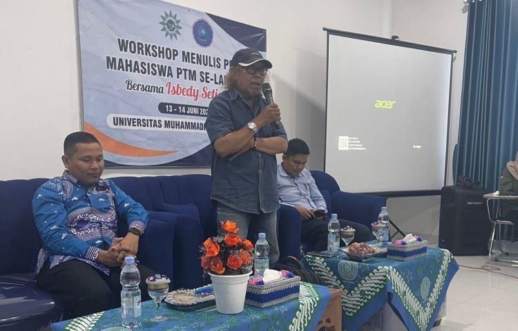 PWM Lampung Gelar Workshop Puisi, Isbedy Stiawan ZS Sapa Mahasiswa UMPRI