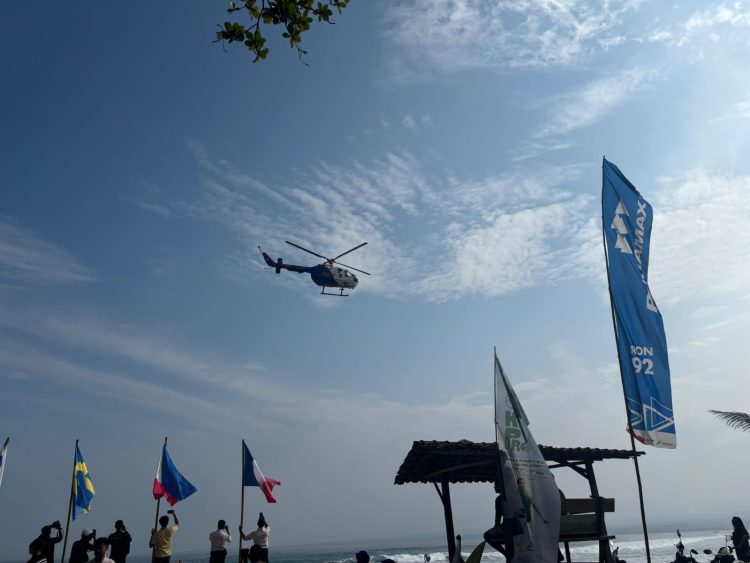 Polda Lampung Perkuat Pengamanan WSL Krui Pro 2025 dengan Patroli Udara Helikopter