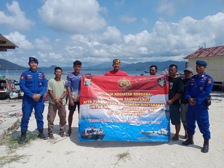 Sat Polairud Pesawaran Gandeng Warga Bersihkan Pantai Batu Menyan, Wujud Peduli Lingkungan Pesisir