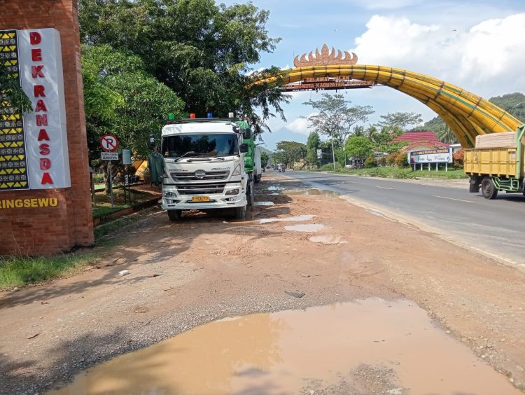 Bahu Jalan Rest Area Wates Rusak Parah, Wajah Pringsewu Butuh Sentuhan Perbaikan