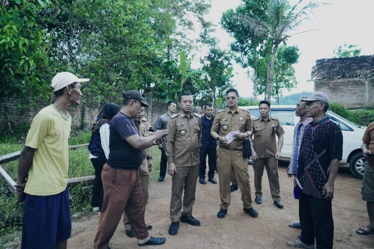 Bupati Pringsewu Serahkan Bantuan ke Warga Terdampak Bencana, Janjikan Usulan Rutilahu