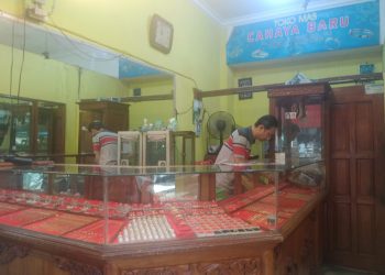Harga Emas Turun Rp20 Ribu per Gram, Penjualan Tetap Lesu di Pasar Bambu Kuning