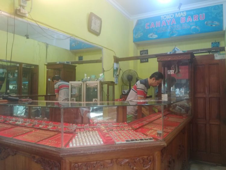 Harga Emas Turun Rp20 Ribu per Gram, Penjualan Tetap Lesu di Pasar Bambu Kuning