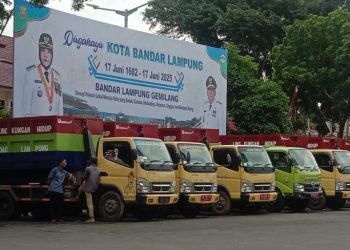 Dukung Kota Bersih, PT Bukit Asam Serahkan 7 Truk Sampah dan Eva Dwiana Beri Tiket Umroh untuk Pejuang Lingkungan