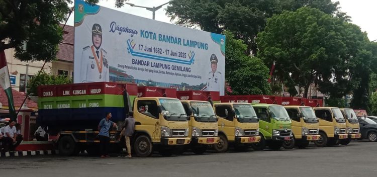 Dukung Kota Bersih, PT Bukit Asam Serahkan 7 Truk Sampah dan Eva Dwiana Beri Tiket Umroh untuk Pejuang Lingkungan
