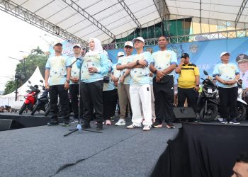 Wali Kota Bagikan Hadiah di Jalan Sehat HUT Bandar Lampung