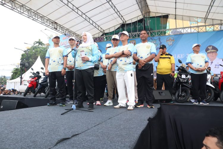 Wali Kota Bagikan Hadiah di Jalan Sehat HUT Bandar Lampung