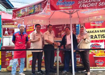 Berikan Apresiasi, Samsat Rajabasa Bagikan Mie Instan untuk Wajib Pajak