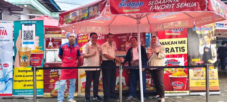 Berikan Apresiasi, Samsat Rajabasa Bagikan Mie Instan untuk Wajib Pajak