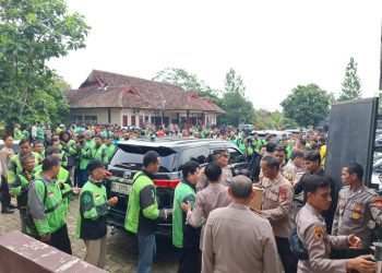 Polda Lampung Bagikan 300 Paket Sembako untuk Ojol, Pelukan Hangat Polri di Hari Bhayangkara ke-79