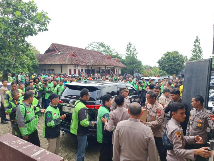 Polda Lampung Bagikan 300 Paket Sembako untuk Ojol, Pelukan Hangat Polri di Hari Bhayangkara ke-79