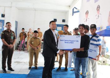 BRI Kanca Liwa Bangun Gapura dan Serahkan 20 Tenda UMKM di Pasar Way Batu: Simbol Semangat Baru Ekonomi Rakyat