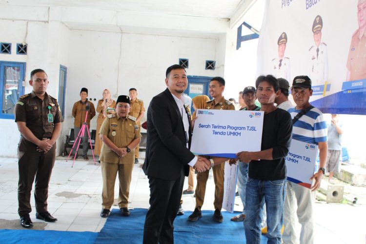 BRI Kanca Liwa Bangun Gapura dan Serahkan 20 Tenda UMKM di Pasar Way Batu: Simbol Semangat Baru Ekonomi Rakyat