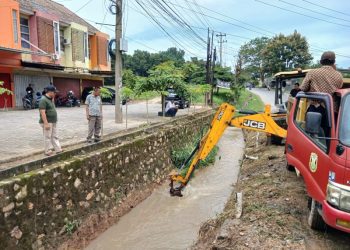 Cegah Banjir, Dinas PU Bandar Lampung Keruk Sedimen di Sejumlah Titik Rawan