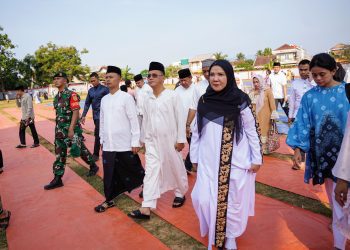 Agak Heran? Walikota Sholat di Stadion Mini