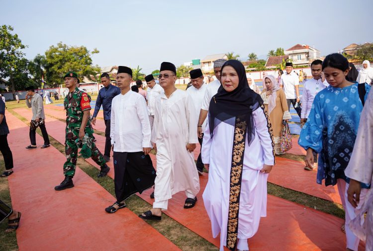Agak Heran? Walikota Sholat di Stadion Mini
