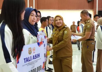 Walikota Eva Dwiana Berikan Tali Asih Kepada Atlit Dan Pelatih Peserta PON