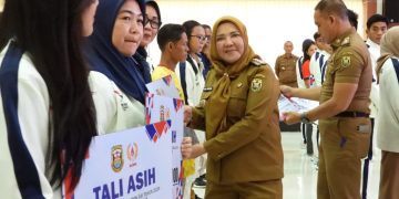 Walikota Eva Dwiana Berikan Tali Asih Kepada Atlit Dan Pelatih Peserta PON