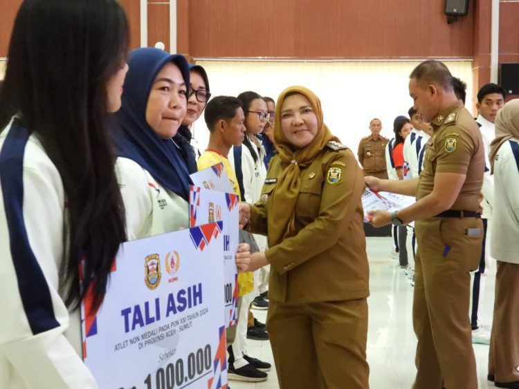 Walikota Eva Dwiana Berikan Tali Asih Kepada Atlit Dan Pelatih Peserta PON