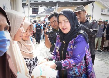 Jelang Idulfitri, Wali Kota Eva Dwiana Salurkan 8 Ton Beras untuk Warga Kurang Mampu